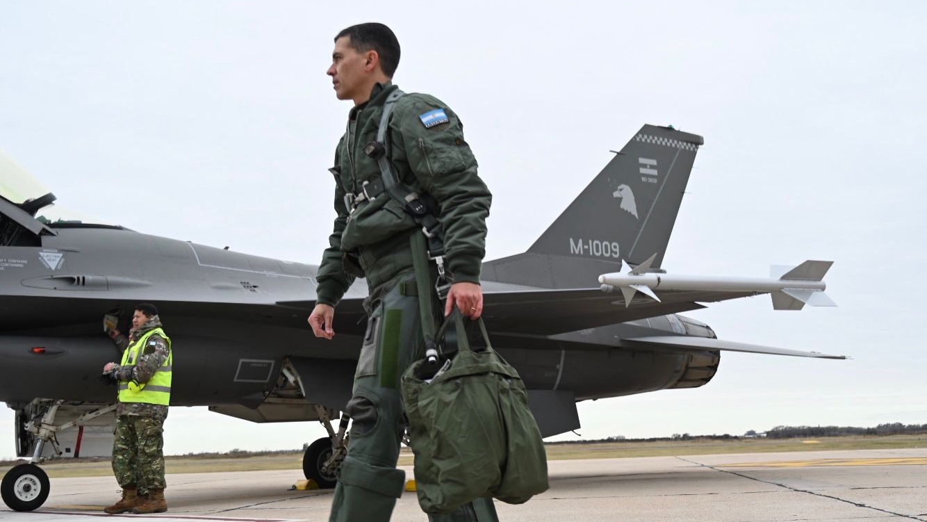 La República Argentina ya cuenta con sus primeros pilotos habilitados para volar el Sistema de Armas F-16